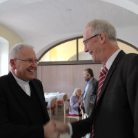 Bischof Heinrich Timmerevers und Dr. Michael Schlitt, Stiftungsdirektor des IBZ © IBZ St. Marienthal